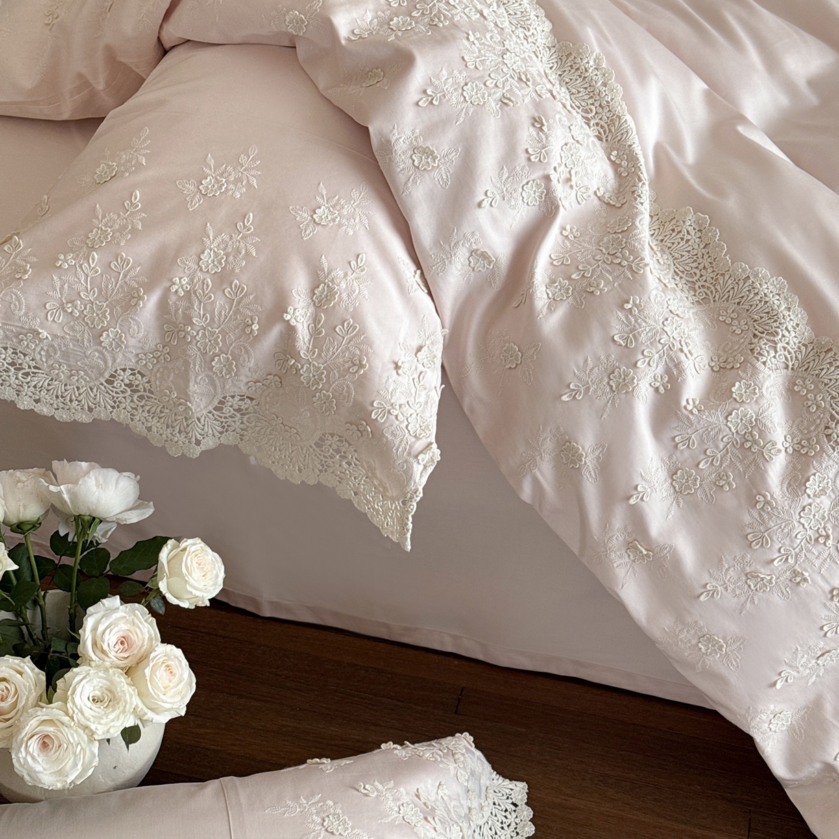 91家纺网 家纺一手货源 找家纺 佳汐蓝家纺 2025新款100支澳棉花边四件套-花拾光 花拾光-粉色