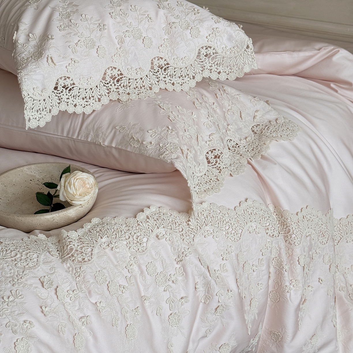 91家纺网 家纺一手货源 找家纺 佳汐蓝家纺 2025新款100支澳棉花边四件套-花拾光 花拾光-粉色