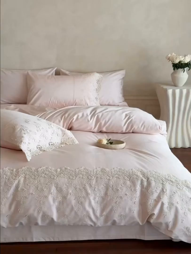 91家纺网 家纺一手货源 找家纺 佳汐蓝家纺 2025新款100支澳棉花边四件套-花拾光 花拾光-粉色