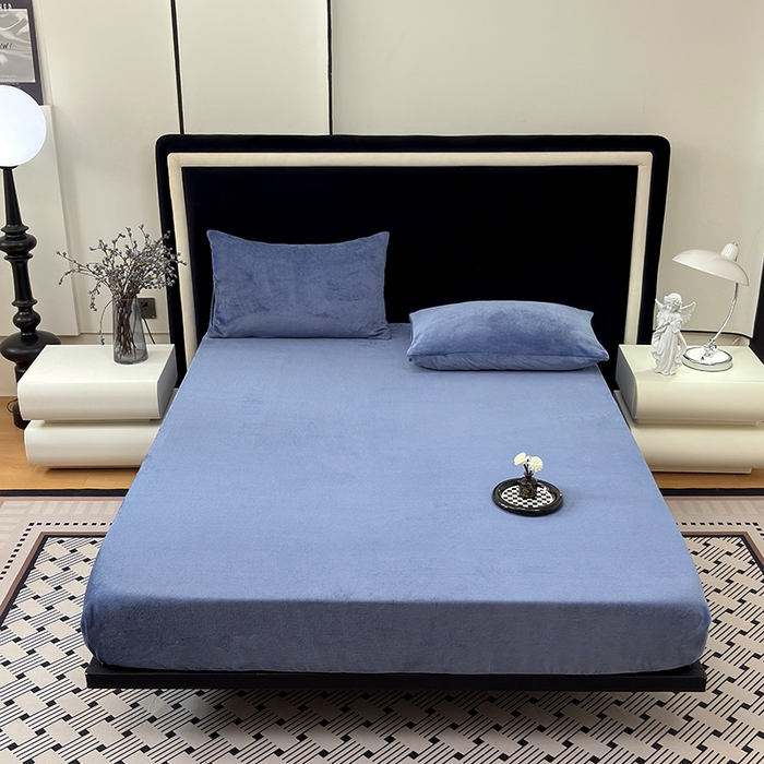 91家纺网 家纺一手货源 找家纺 2025新款高克重纯色保暖牛奶绒单床笠枕套 宾利蓝