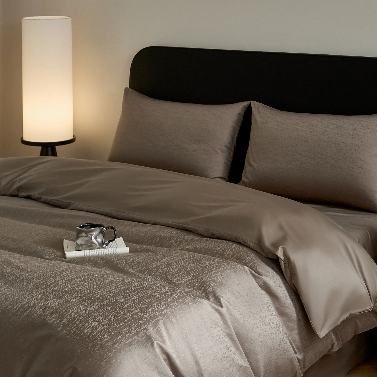 91家纺网 家纺一手货源 找家纺 ONE TWO ONE 1212025新款高支高密长绒棉贡缎精工提花-莳光线条（为了各位老板们都有利润空间，平台控价券后不得低于318/338元，感谢您的配合与支持！） 莳光线条-巧咖