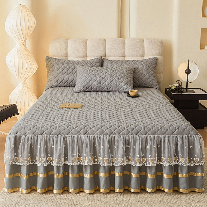 91家纺网 家纺一手货源 找家纺 （总）艾裙海 2025新款云朵棉蕾丝刺绣花边夹棉床裙单床裙床裙单件爱心系列