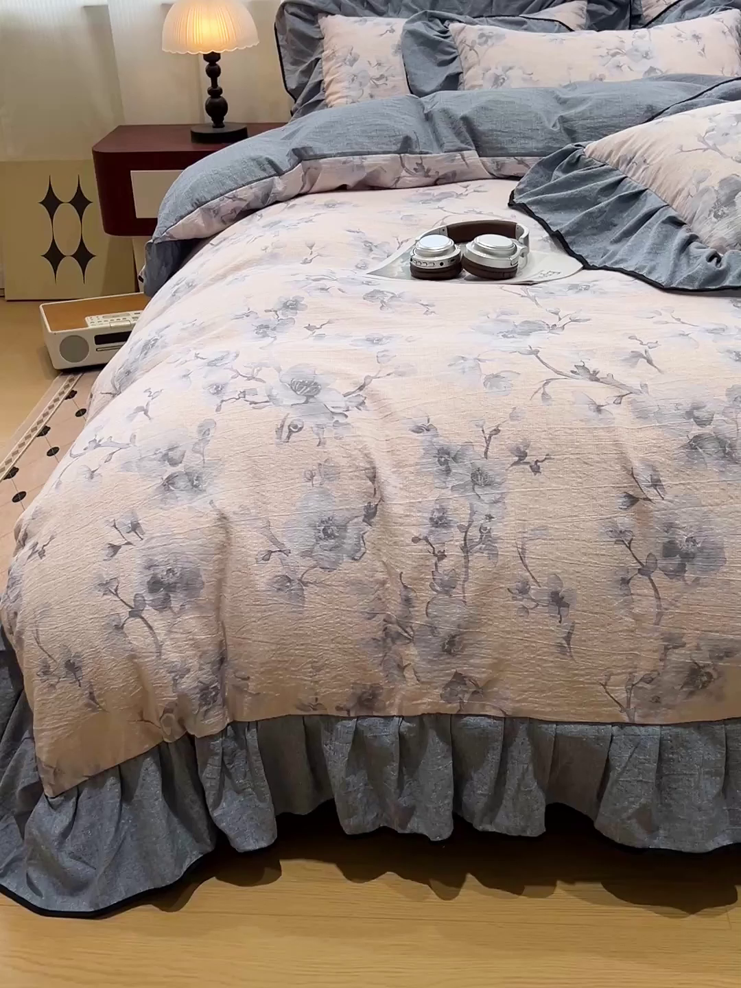 91家纺网 家纺一手货源 找家纺 （赛丽雅）2025秋冬新品130克加厚复古风印花磨毛四件套 暮雪-灰