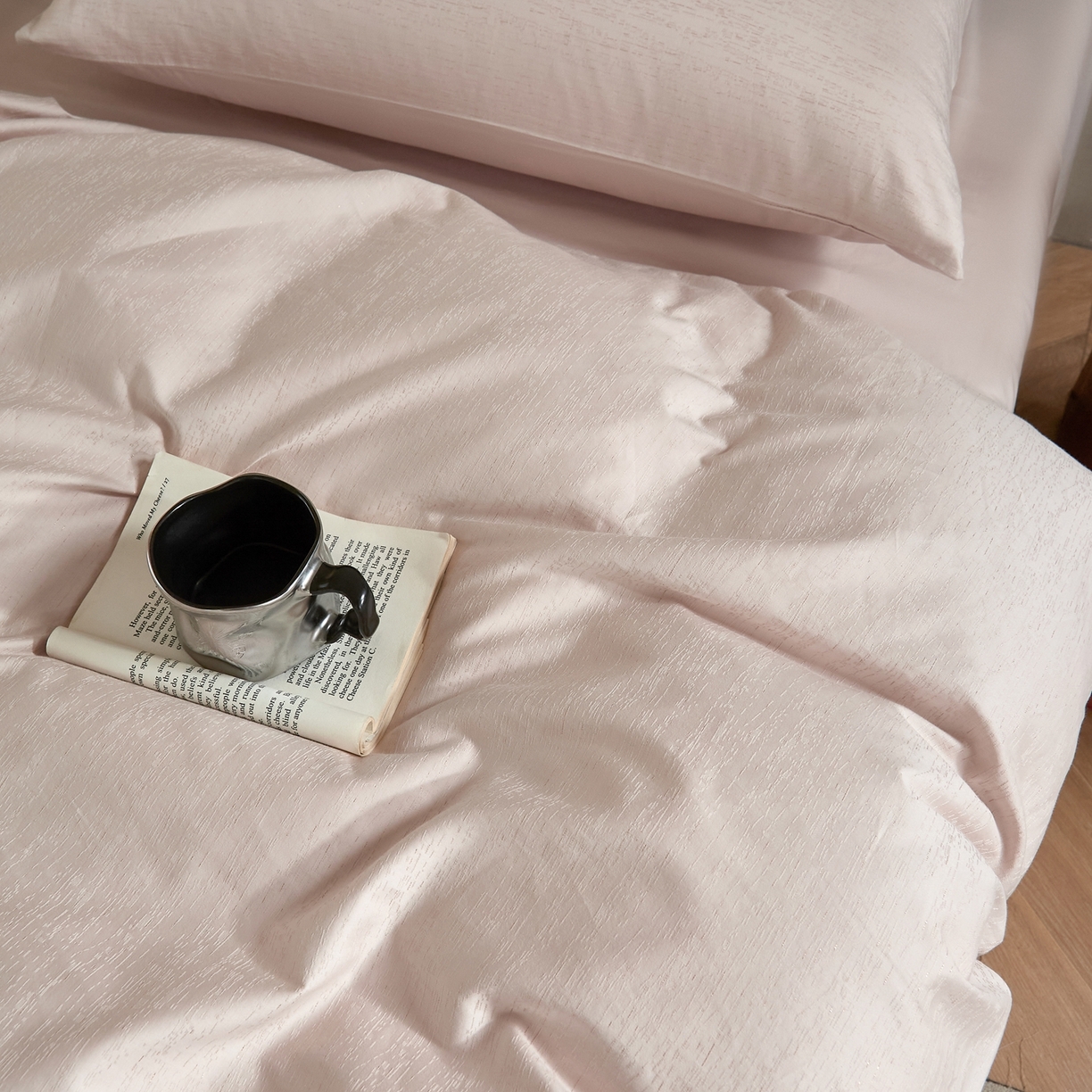 91家纺网 家纺一手货源 找家纺 ONE TWO ONE 1212025新款高支高密长绒棉贡缎精工提花-莳光线条（为了各位老板们都有利润空间，平台控价券后不得低于318/338元，感谢您的配合与支持！） 莳光线条-浅粉