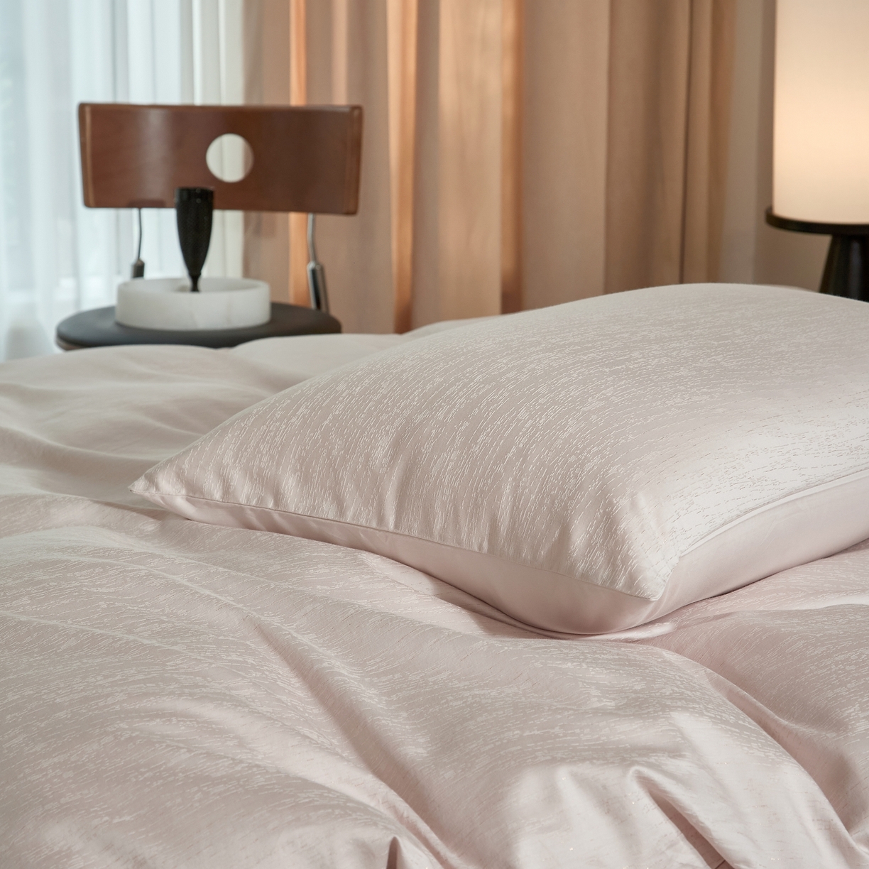 91家纺网 家纺一手货源 找家纺 ONE TWO ONE 1212025新款高支高密长绒棉贡缎精工提花-莳光线条（为了各位老板们都有利润空间，平台控价券后不得低于318/338元，感谢您的配合与支持！） 莳光线条-浅粉