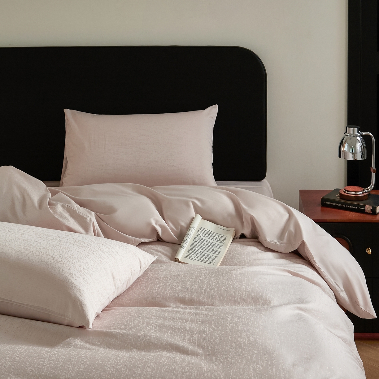 91家纺网 家纺一手货源 找家纺 ONE TWO ONE 1212025新款高支高密长绒棉贡缎精工提花-莳光线条（为了各位老板们都有利润空间，平台控价券后不得低于318/338元，感谢您的配合与支持！） 莳光线条-浅粉