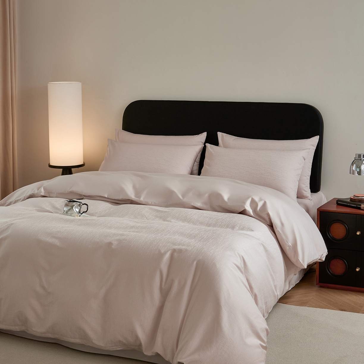 91家纺网 家纺一手货源 找家纺 ONE TWO ONE 1212025新款高支高密长绒棉贡缎精工提花-莳光线条（为了各位老板们都有利润空间，平台控价券后不得低于318/338元，感谢您的配合与支持！） 莳光线条-浅粉