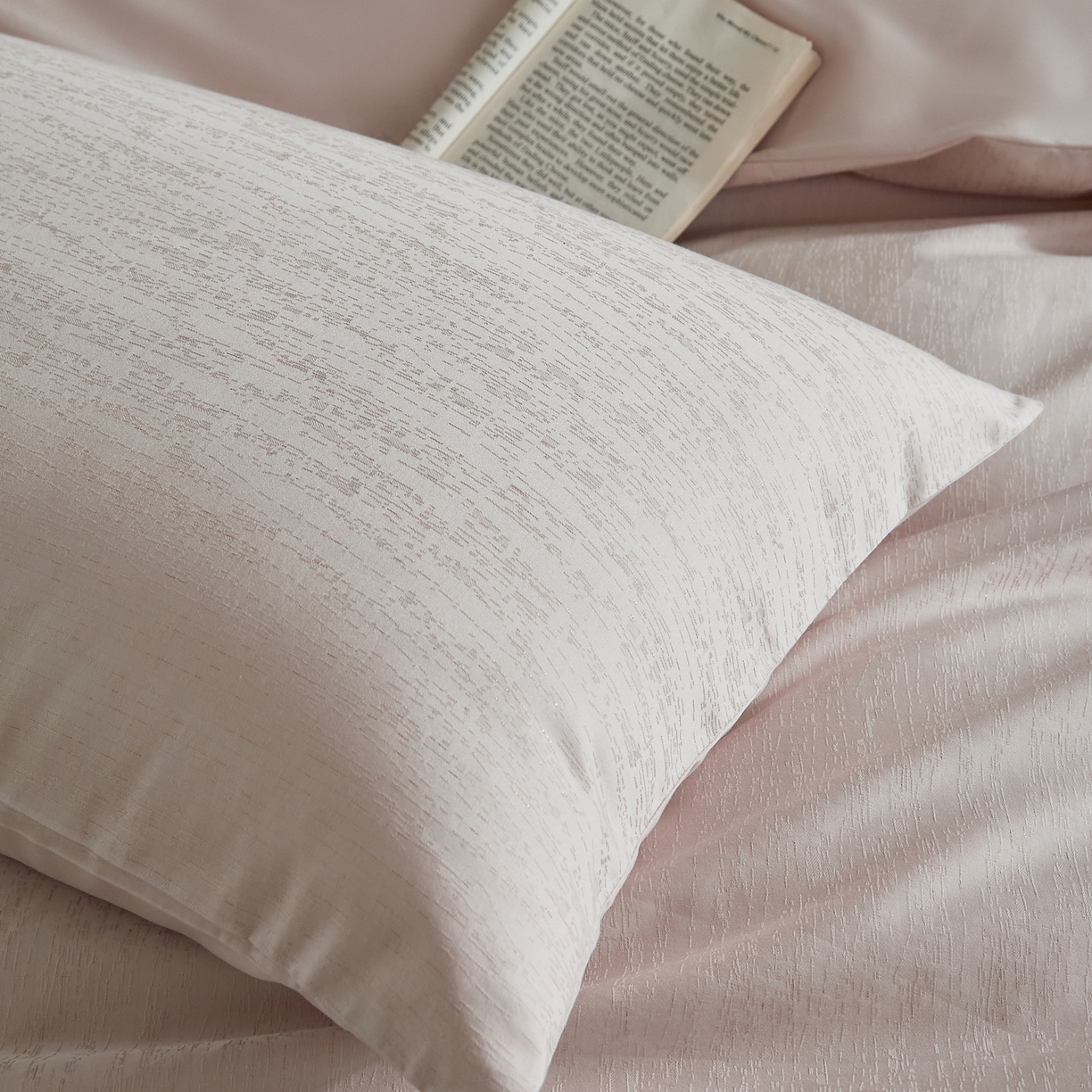 91家纺网 家纺一手货源 找家纺 ONE TWO ONE 1212025新款高支高密长绒棉贡缎精工提花-莳光线条（为了各位老板们都有利润空间，平台控价券后不得低于318/338元，感谢您的配合与支持！） 莳光线条-浅粉