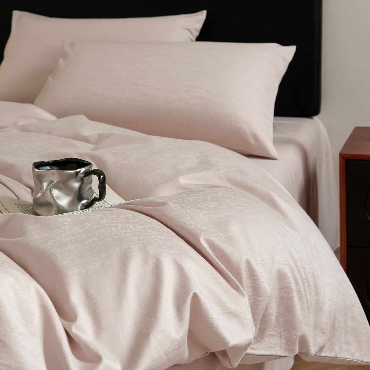 91家纺网 家纺一手货源 找家纺 ONE TWO ONE 1212025新款高支高密长绒棉贡缎精工提花-莳光线条（为了各位老板们都有利润空间，平台控价券后不得低于318/338元，感谢您的配合与支持！） 莳光线条-浅粉