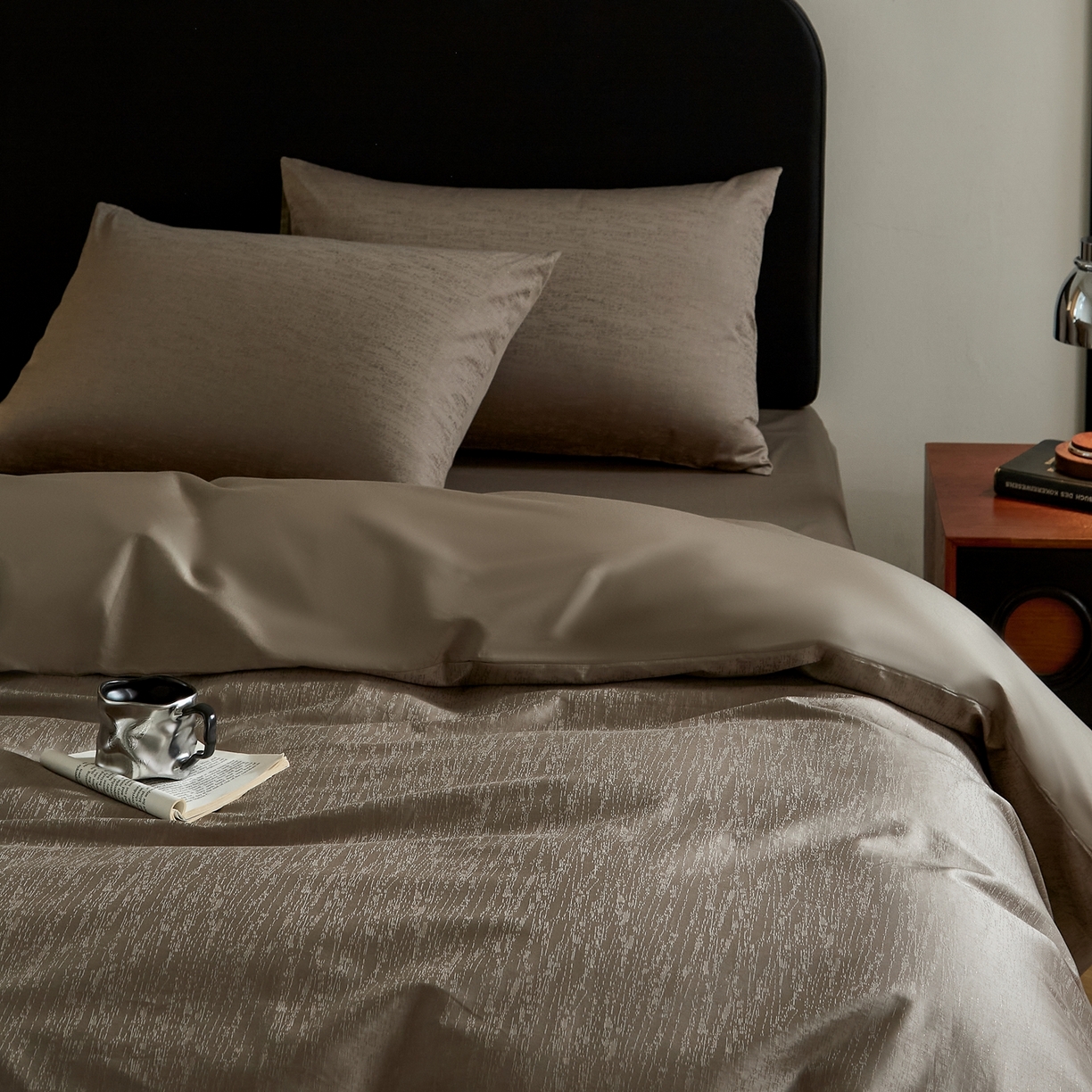 91家纺网 家纺一手货源 找家纺 ONE TWO ONE 1212025新款高支高密长绒棉贡缎精工提花-莳光线条（为了各位老板们都有利润空间，平台控价券后不得低于318/338元，感谢您的配合与支持！） 莳光线条-巧咖