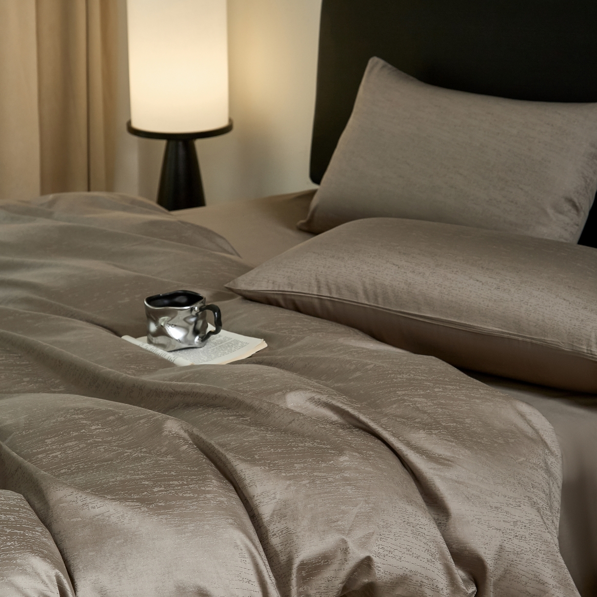 91家纺网 家纺一手货源 找家纺 ONE TWO ONE 1212025新款高支高密长绒棉贡缎精工提花-莳光线条（为了各位老板们都有利润空间，平台控价券后不得低于318/338元，感谢您的配合与支持！） 莳光线条-巧咖