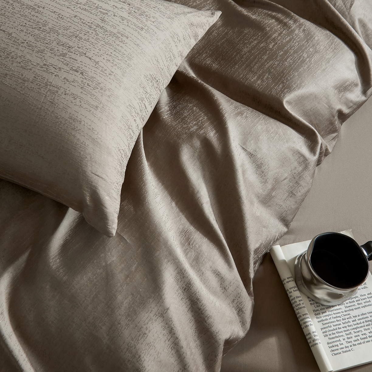 91家纺网 家纺一手货源 找家纺 ONE TWO ONE 1212025新款高支高密长绒棉贡缎精工提花-莳光线条（为了各位老板们都有利润空间，平台控价券后不得低于318/338元，感谢您的配合与支持！） 莳光线条-巧咖