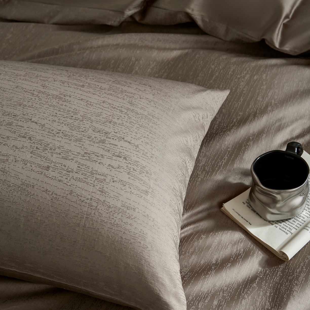 91家纺网 家纺一手货源 找家纺 ONE TWO ONE 1212025新款高支高密长绒棉贡缎精工提花-莳光线条（为了各位老板们都有利润空间，平台控价券后不得低于318/338元，感谢您的配合与支持！） 莳光线条-巧咖