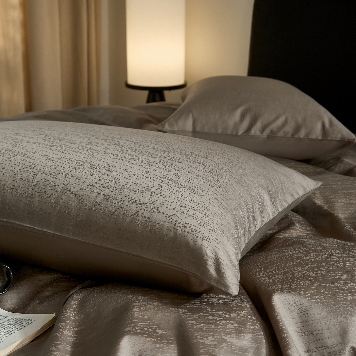 91家纺网 家纺一手货源 找家纺 ONE TWO ONE 1212025新款高支高密长绒棉贡缎精工提花-莳光线条（为了各位老板们都有利润空间，平台控价券后不得低于318/338元，感谢您的配合与支持！） 莳光线条-巧咖