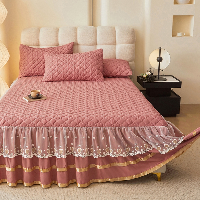 91家纺网 家纺一手货源 找家纺 艾裙海 2025新款云朵棉蕾丝刺绣花边夹棉床裙单床裙床裙单件爱心系列 爱心豆沙