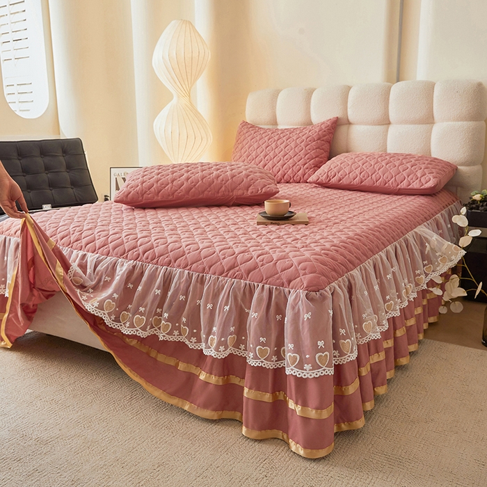 91家纺网 家纺一手货源 找家纺 艾裙海 2025新款云朵棉蕾丝刺绣花边夹棉床裙单床裙床裙单件爱心系列 爱心豆沙