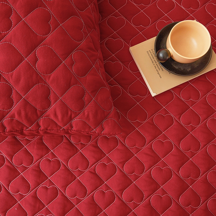 91家纺网 家纺一手货源 找家纺 艾裙海 2025新款云朵棉蕾丝刺绣花边夹棉床裙单床裙床裙单件爱心系列 爱心酒红