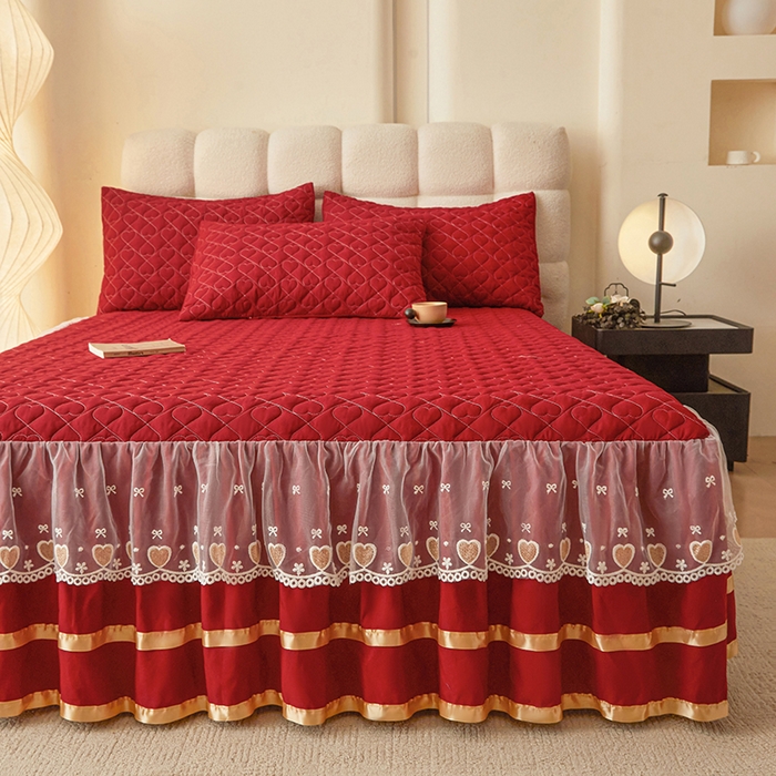 91家纺网 家纺一手货源 找家纺 艾裙海 2025新款云朵棉蕾丝刺绣花边夹棉床裙单床裙床裙单件爱心系列 爱心酒红