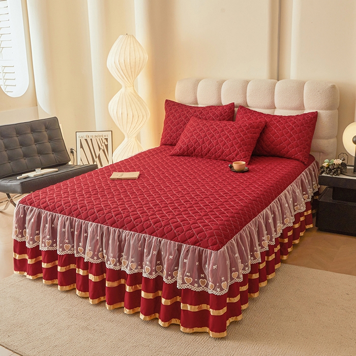 91家纺网 家纺一手货源 找家纺 艾裙海 2025新款云朵棉蕾丝刺绣花边夹棉床裙单床裙床裙单件爱心系列 爱心酒红