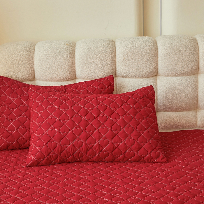 91家纺网 家纺一手货源 找家纺 艾裙海 2025新款云朵棉蕾丝刺绣花边夹棉床裙单床裙床裙单件爱心系列 爱心酒红