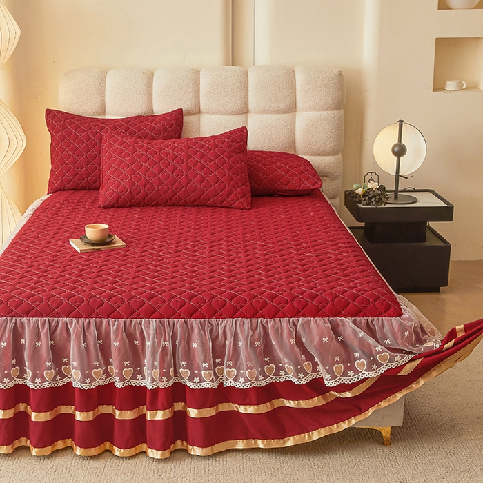 91家纺网 家纺一手货源 找家纺 艾裙海 2025新款云朵棉蕾丝刺绣花边夹棉床裙单床裙床裙单件爱心系列 爱心酒红