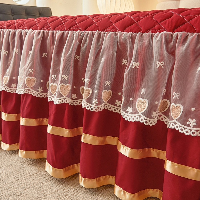 91家纺网 家纺一手货源 找家纺 艾裙海 2025新款云朵棉蕾丝刺绣花边夹棉床裙单床裙床裙单件爱心系列 爱心酒红