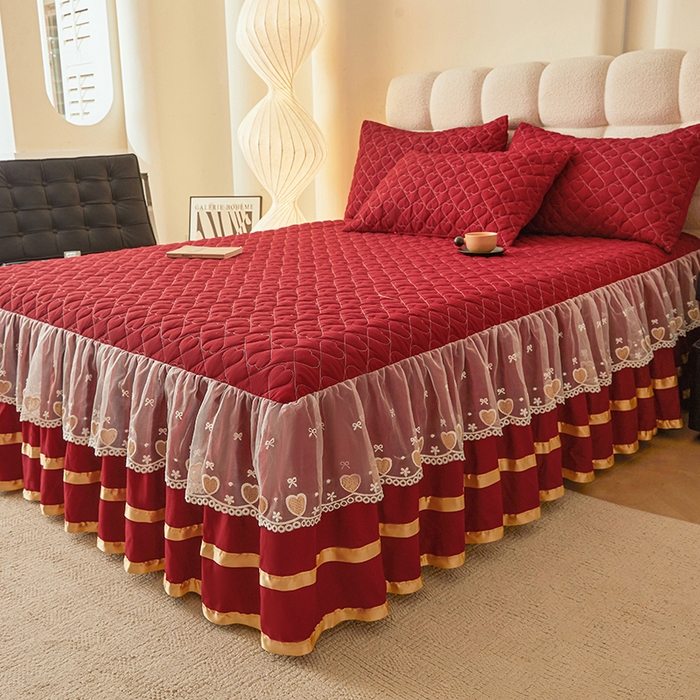 91家纺网 家纺一手货源 找家纺 艾裙海 2025新款云朵棉蕾丝刺绣花边夹棉床裙单床裙床裙单件爱心系列 爱心酒红