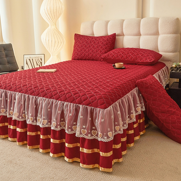 91家纺网 家纺一手货源 找家纺 艾裙海 2025新款云朵棉蕾丝刺绣花边夹棉床裙单床裙床裙单件爱心系列 爱心酒红