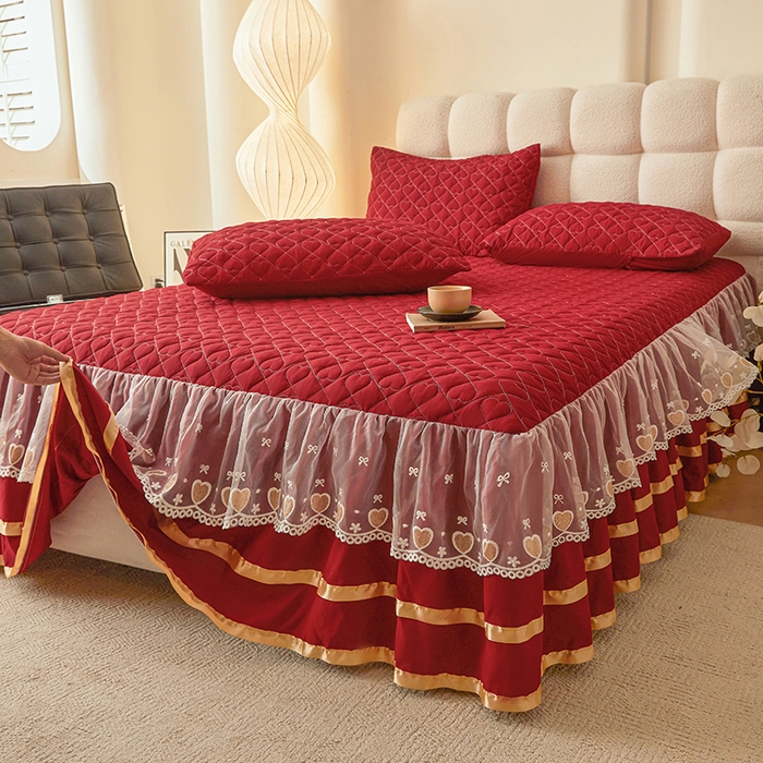 91家纺网 家纺一手货源 找家纺 艾裙海 2025新款云朵棉蕾丝刺绣花边夹棉床裙单床裙床裙单件爱心系列 爱心酒红