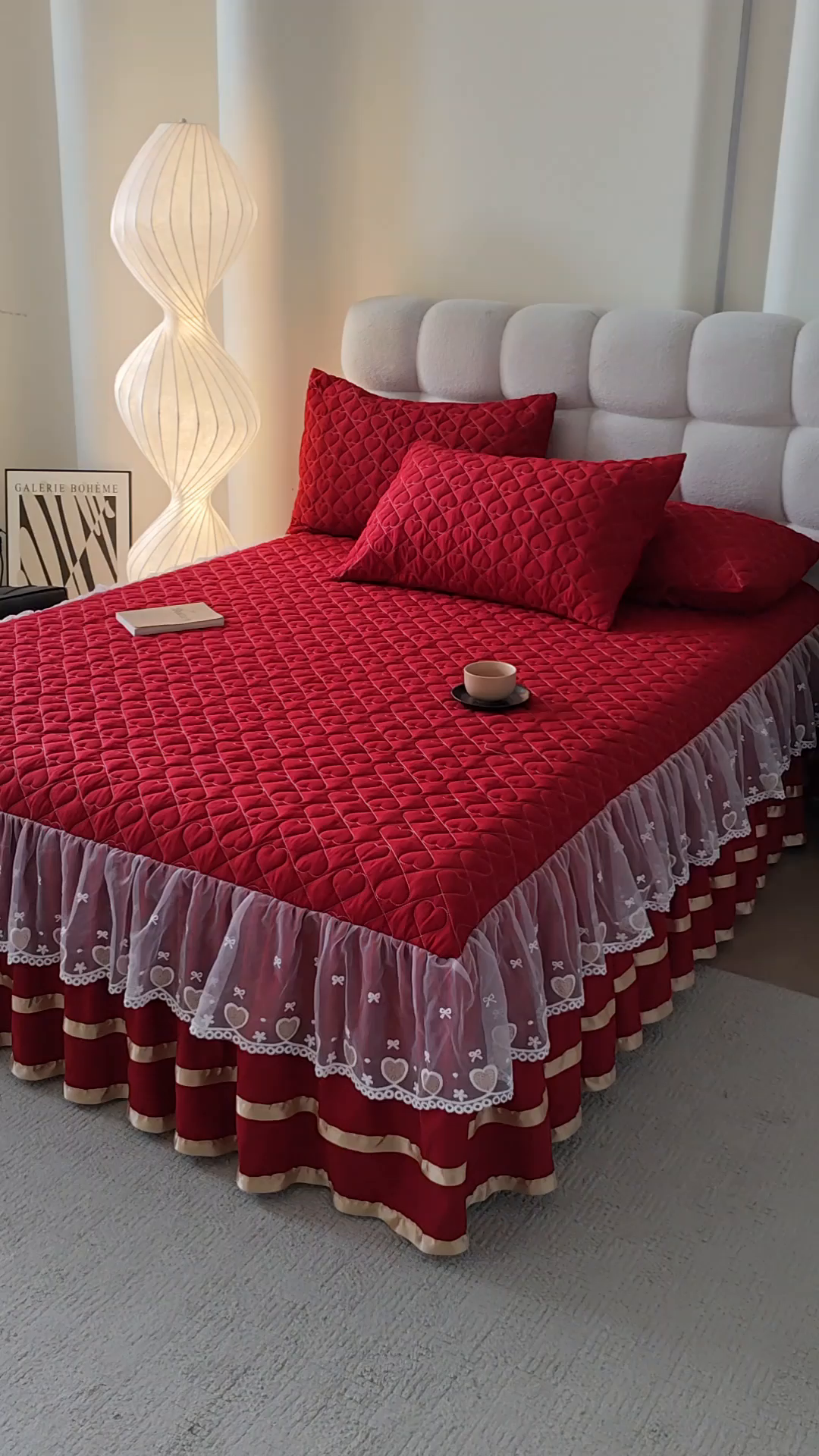 91家纺网 家纺一手货源 找家纺 艾裙海 2025新款云朵棉蕾丝刺绣花边夹棉床裙单床裙床裙单件爱心系列 爱心酒红