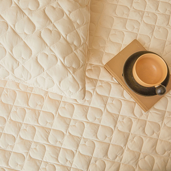 91家纺网 家纺一手货源 找家纺 艾裙海 2025新款云朵棉蕾丝刺绣花边夹棉床裙单床裙床裙单件爱心系列 爱心米白