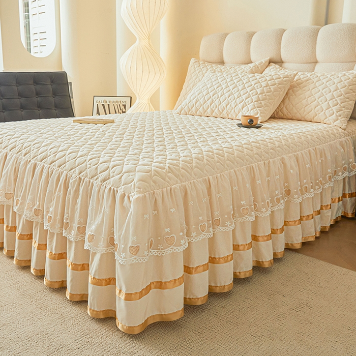 91家纺网 家纺一手货源 找家纺 艾裙海 2025新款云朵棉蕾丝刺绣花边夹棉床裙单床裙床裙单件爱心系列 爱心米白