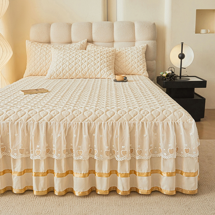 91家纺网 家纺一手货源 找家纺 艾裙海 2025新款云朵棉蕾丝刺绣花边夹棉床裙单床裙床裙单件爱心系列 爱心米白