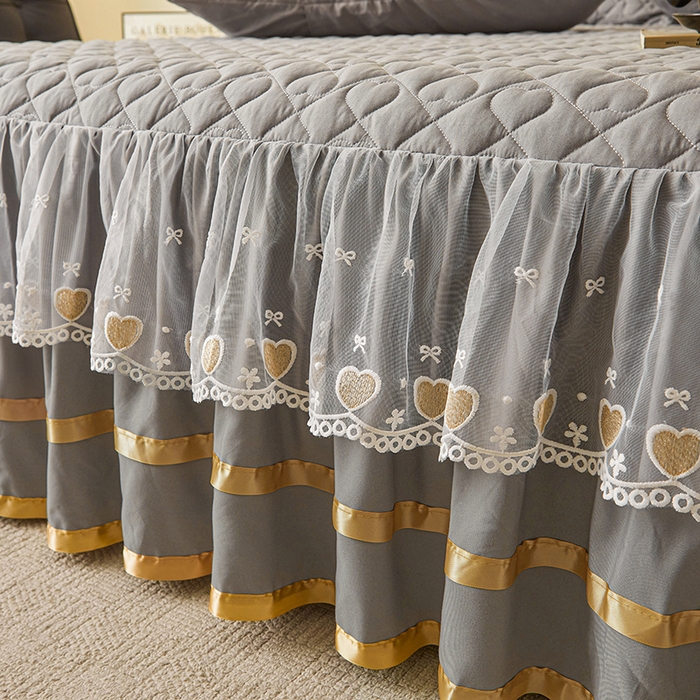 91家纺网 家纺一手货源 找家纺 艾裙海 2025新款云朵棉蕾丝刺绣花边夹棉床裙单床裙床裙单件爱心系列 爱心浅灰