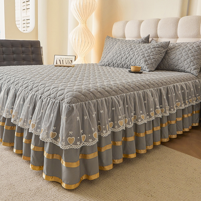 91家纺网 家纺一手货源 找家纺 艾裙海 2025新款云朵棉蕾丝刺绣花边夹棉床裙单床裙床裙单件爱心系列 爱心浅灰