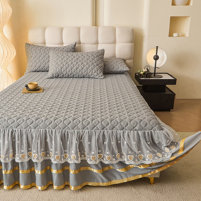 91家纺网 家纺一手货源 找家纺 艾裙海 2025新款云朵棉蕾丝刺绣花边夹棉床裙单床裙床裙单件爱心系列 爱心浅灰