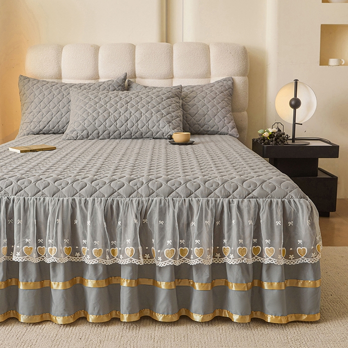 91家纺网 家纺一手货源 找家纺 艾裙海 2025新款云朵棉蕾丝刺绣花边夹棉床裙单床裙床裙单件爱心系列 爱心浅灰