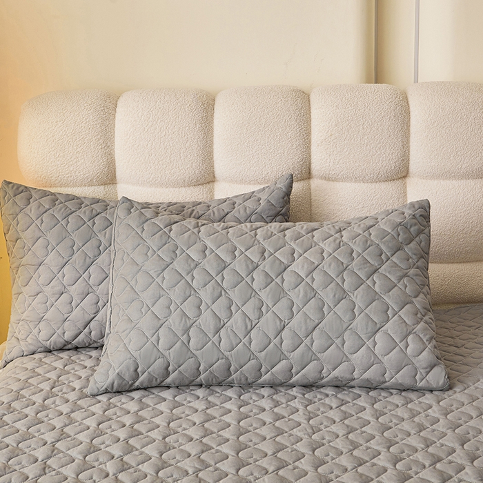 91家纺网 家纺一手货源 找家纺 艾裙海 2025新款云朵棉蕾丝刺绣花边夹棉床裙单床裙床裙单件爱心系列 爱心浅灰