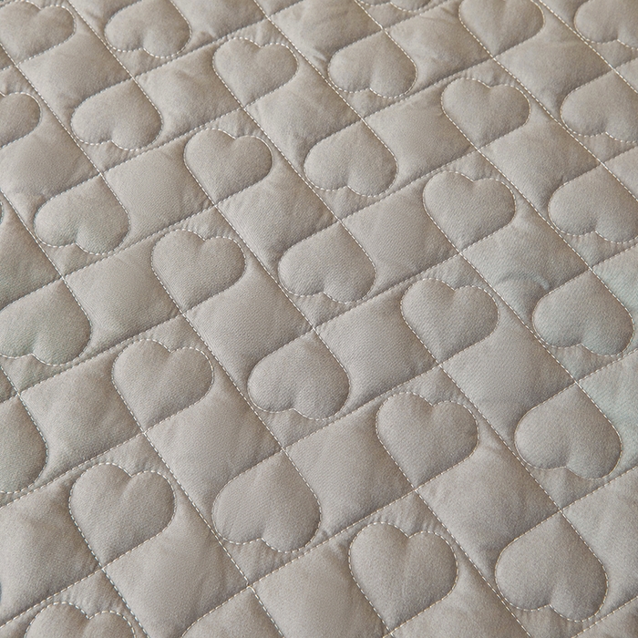 91家纺网 家纺一手货源 找家纺 艾裙海 2025新款云朵棉蕾丝刺绣花边夹棉床裙单床裙床裙单件爱心系列 爱心浅灰