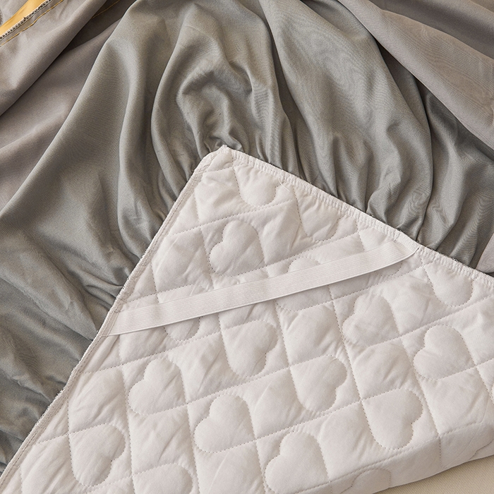 91家纺网 家纺一手货源 找家纺 艾裙海 2025新款云朵棉蕾丝刺绣花边夹棉床裙单床裙床裙单件爱心系列 爱心浅灰