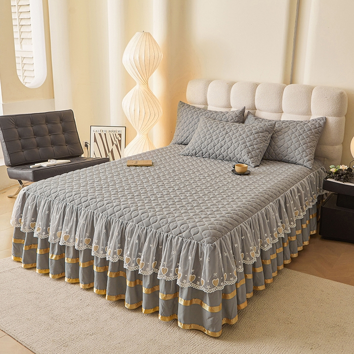 91家纺网 家纺一手货源 找家纺 艾裙海 2025新款云朵棉蕾丝刺绣花边夹棉床裙单床裙床裙单件爱心系列 爱心浅灰