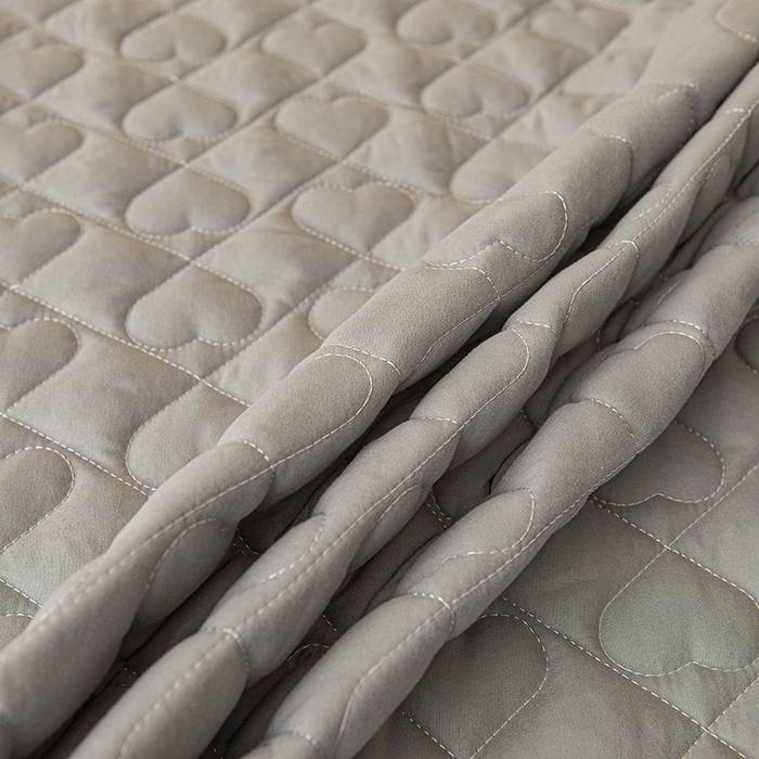 91家纺网 家纺一手货源 找家纺 艾裙海 2025新款云朵棉蕾丝刺绣花边夹棉床裙单床裙床裙单件爱心系列 爱心浅灰