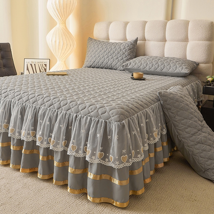 91家纺网 家纺一手货源 找家纺 艾裙海 2025新款云朵棉蕾丝刺绣花边夹棉床裙单床裙床裙单件爱心系列 爱心浅灰