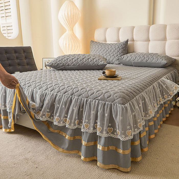 91家纺网 家纺一手货源 找家纺 艾裙海 2025新款云朵棉蕾丝刺绣花边夹棉床裙单床裙床裙单件爱心系列 爱心浅灰