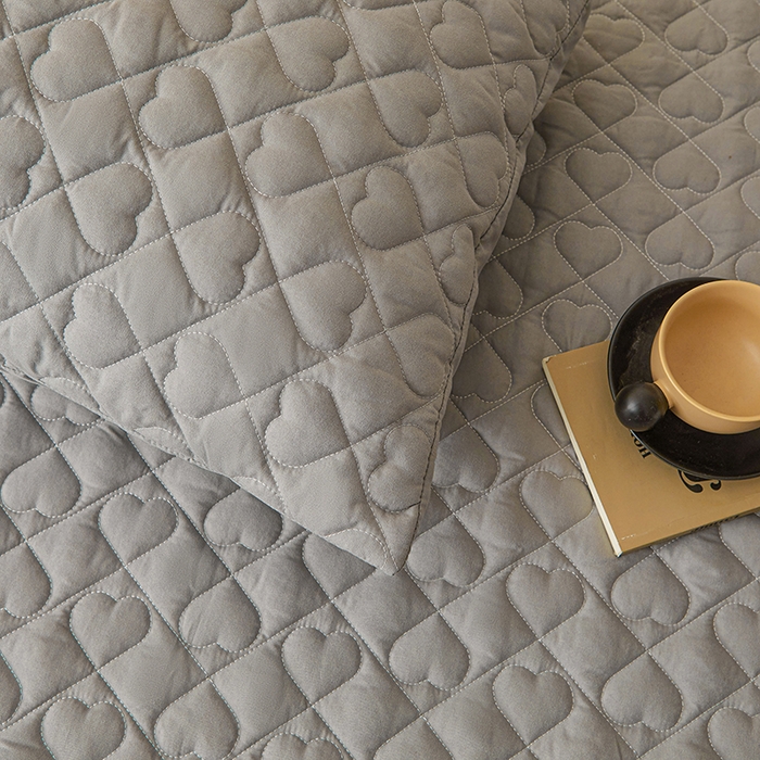 91家纺网 家纺一手货源 找家纺 艾裙海 2025新款云朵棉蕾丝刺绣花边夹棉床裙单床裙床裙单件爱心系列 爱心浅灰