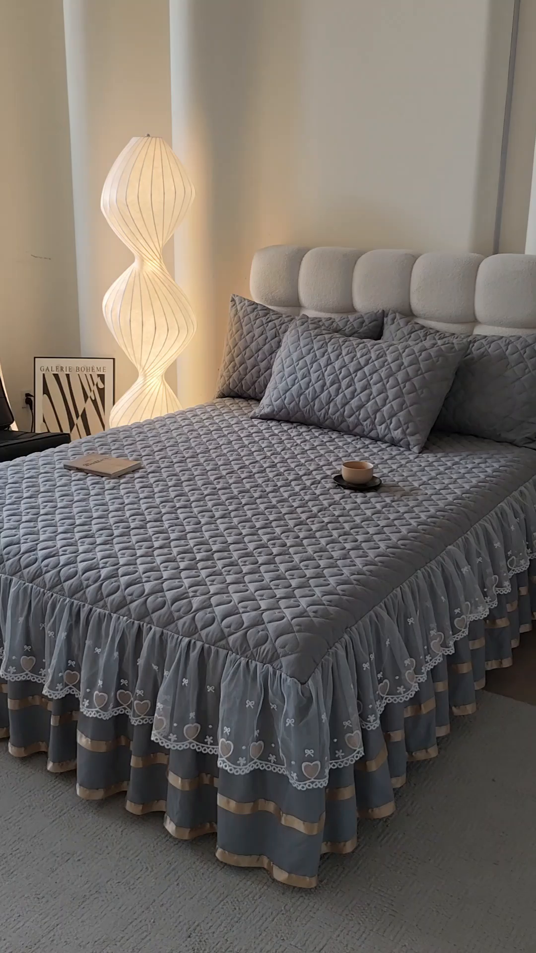 91家纺网 家纺一手货源 找家纺 艾裙海 2025新款云朵棉蕾丝刺绣花边夹棉床裙单床裙床裙单件爱心系列 爱心浅灰