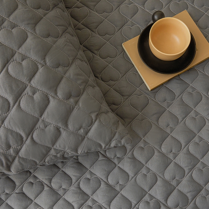 91家纺网 家纺一手货源 找家纺 艾裙海 2025新款云朵棉蕾丝刺绣花边夹棉床裙单床裙床裙单件爱心系列 爱心深灰