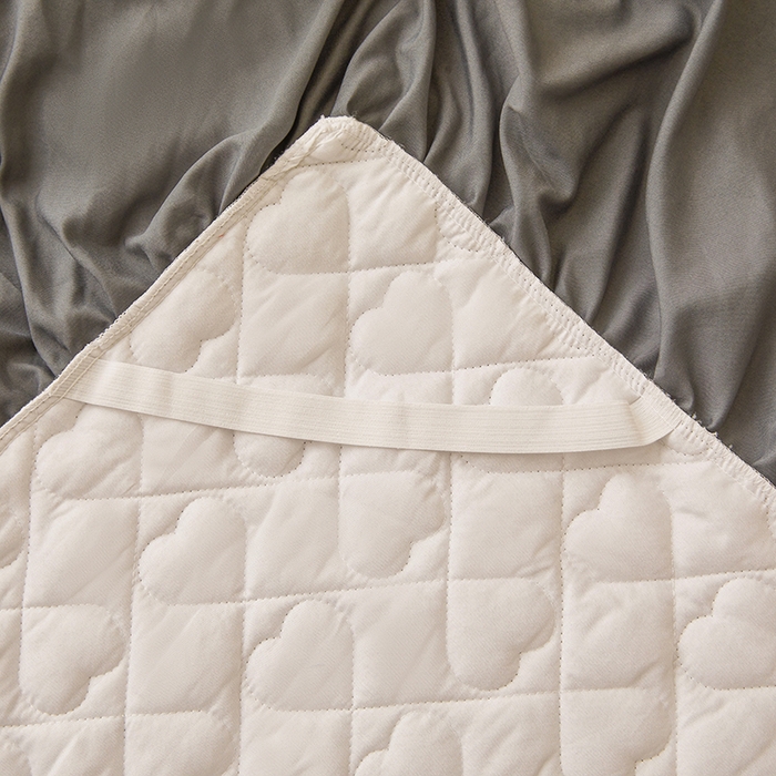 91家纺网 家纺一手货源 找家纺 艾裙海 2025新款云朵棉蕾丝刺绣花边夹棉床裙单床裙床裙单件爱心系列 爱心深灰