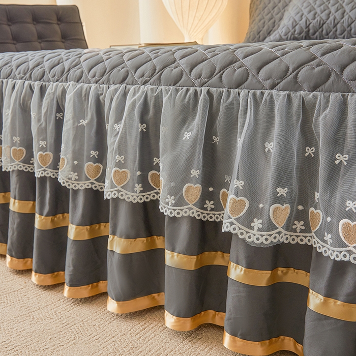 91家纺网 家纺一手货源 找家纺 艾裙海 2025新款云朵棉蕾丝刺绣花边夹棉床裙单床裙床裙单件爱心系列 爱心深灰