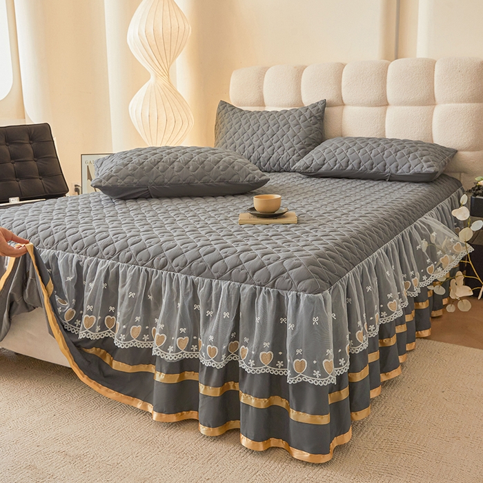 91家纺网 家纺一手货源 找家纺 艾裙海 2025新款云朵棉蕾丝刺绣花边夹棉床裙单床裙床裙单件爱心系列 爱心深灰